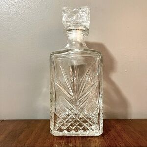 Beautiful Vintage WHISKEY/Tequi
Decanter 1960 Cut Glass With a fan design. Italy